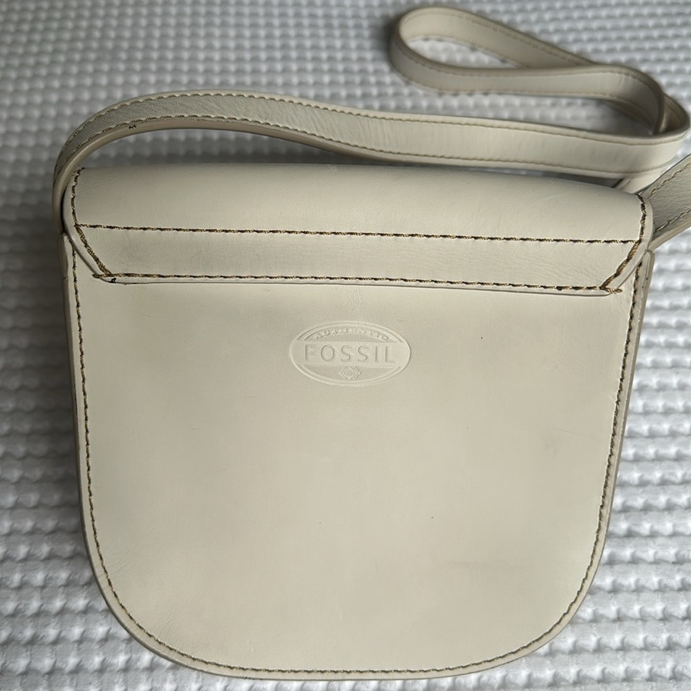 Fossil Leather crossbody / saddle bag. - Picture 5 of 7